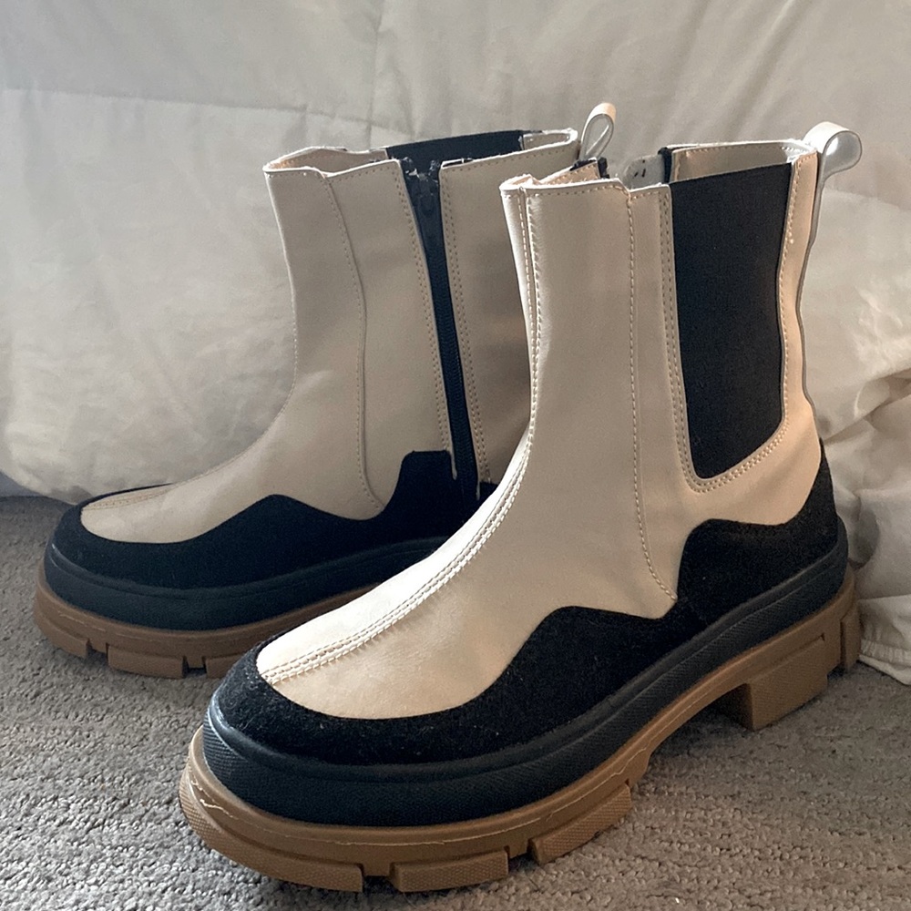 VEGAN PLATFORM CHELSEA Boots 🪐  // rubber sole // suede like accent // W 8